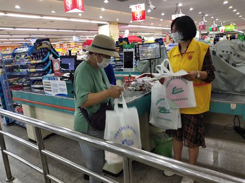 爭(zhēng)做志愿服務(wù)先行軍，吹響宣傳咨詢沖鋒號(hào)